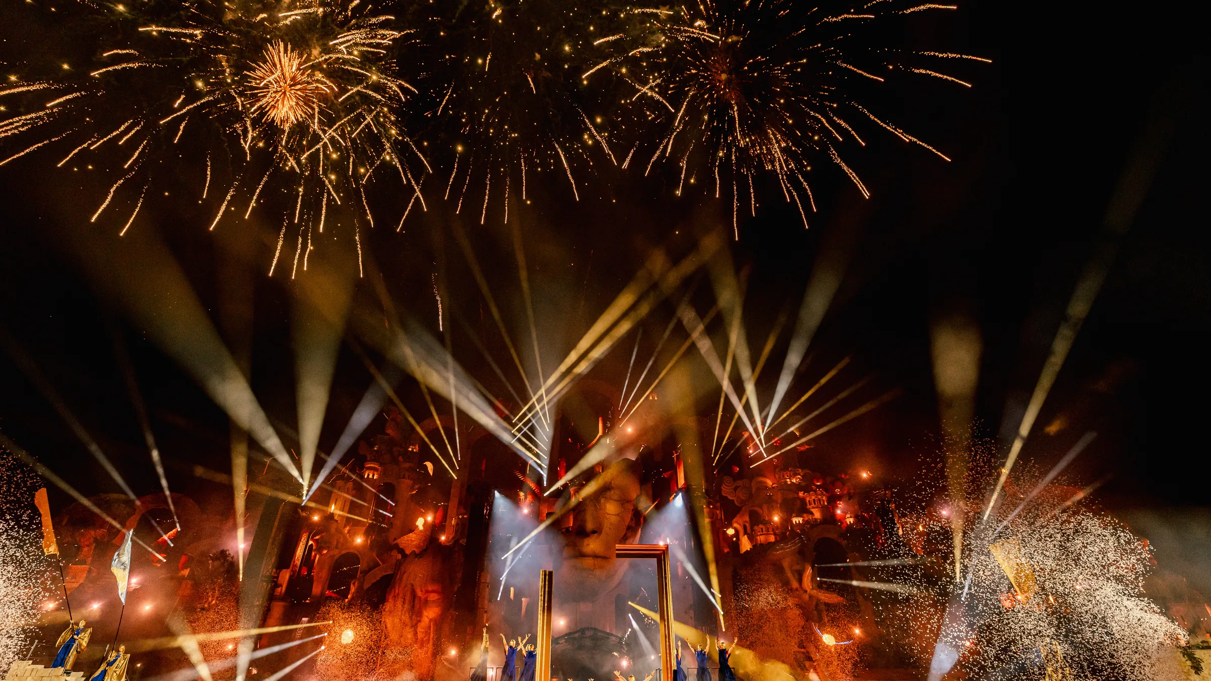 Mainstage do Tomorrowland com fogo de artifício